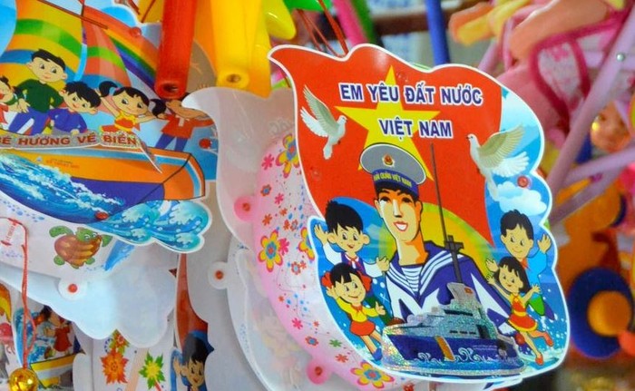 Đồ chơi Trung thu năm nay mang đậm màu sắc tình yêu Tổ quốc và bảo vệ chủ quyền biển đảo, hầu hết sản phẩm phục vụ cho trẻ em đều là hàng Việt Nam thay vì hàng Trung Quốc như những năm trước. Ảnh: Asahi.