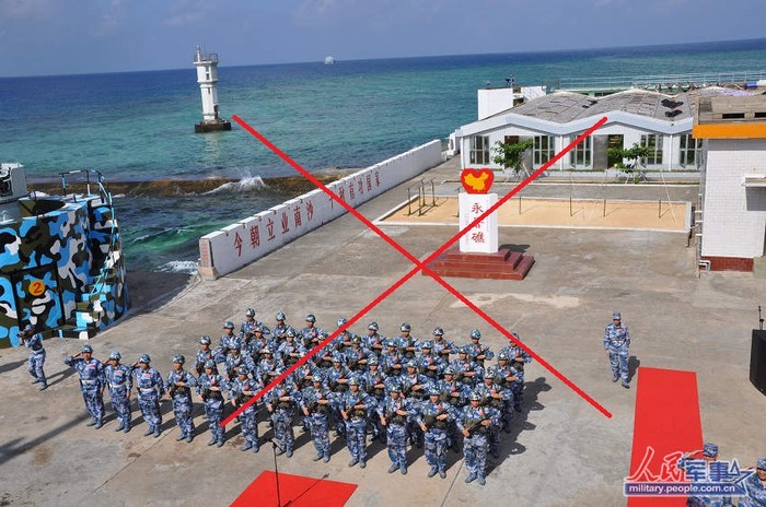 Lực lượng quân sự Trung Quốc đồn trú bất hợp pháp trên công sự nhà nổi trái phép ở đá Chữ Thập, quần đảo Trường Sa thuộc chủ quyền Việt Nam.