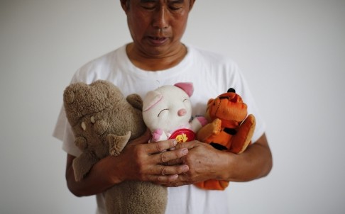 Ông Trình Vĩnh Lợi có con gái Trình Kỳ là hành khách trên chiếc máy bay xấu số MH370 vẫn chưa nguôi nỗi đau mỗi khi cầm di vật của con.