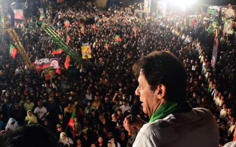 Một thủ lĩnh phe đối lập kêu gọi người biểu tình lật đổ chính phủ Pakistan hiện nay.