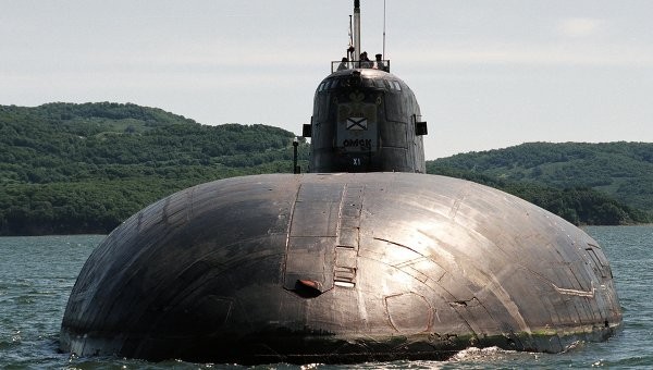 Tàu ngầm chạy thử tại bến cảng của nhà máy đóng tàu Admiralty.