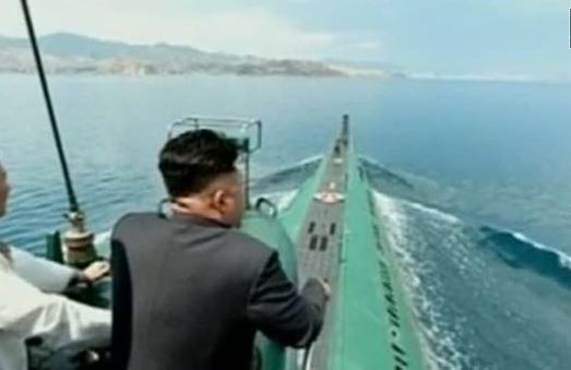 Nhà lãnh đạo Triều Tiên Kim Jong-un thị sát tàu ngầm.