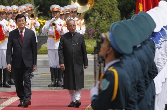 Chủ tịch nước Trương Tấn Sang và Tổng thống Ấn Độ Pranab Mukherjee duyệt đội danh dự Quân đội Nhân dân Việt Nam. Ảnh: Reuters.