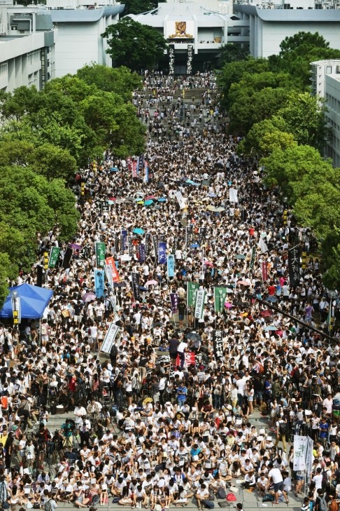 Hàng ngàn sinh viên Hồng Kông xuống đường phản đối lệnh &quot;cải cách bầu cử&quot; được cho là nhằm kiểm soát nền chính trị Hồng Kông từ Bắc Kinh.