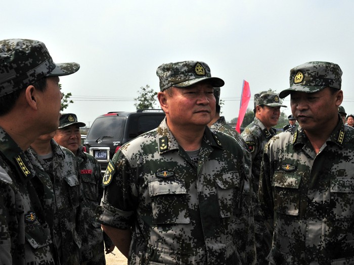 Trương Hựu Hiệp (giữa), thời kỳ còn đeo lon Trung tướng, ảnh: Đại Công Báo.