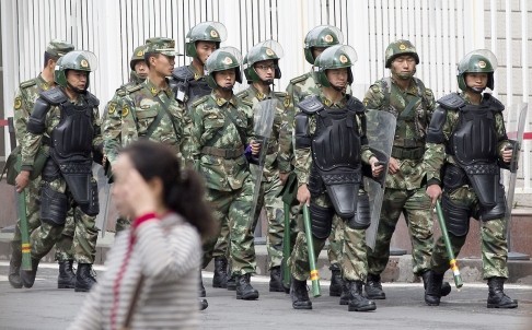 Cảnh sát vũ trang Trung Quốc tuần tra đường phố Tân Cương. Ảnh: SCMP.