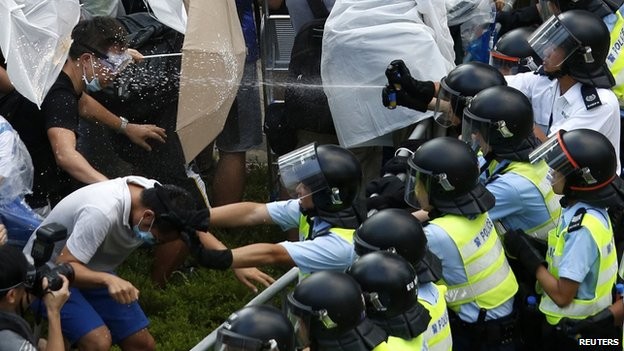 Cảnh sát Hồng Kông sử dụng hơi cay, dùi cui cố gắng giải tán biểu tình.