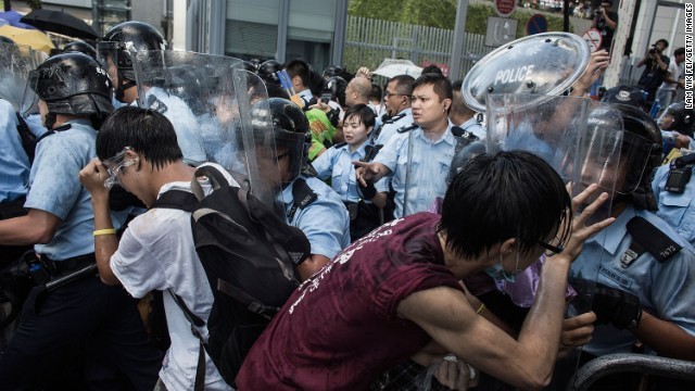 Cảnh sát Hồng Kông đụng độ với người biểu tình.