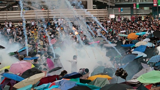 Cảnh sát Hồng Kông dùng hơi cay, dùi cui vẫn không giải tán được đám đông người biểu tình.