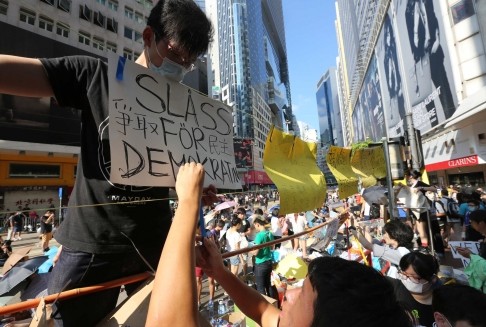 Những người biểu tình vẫn tiếp tục chặn các đường phố chính ở Hồng Kông bất chấp trời nắng.