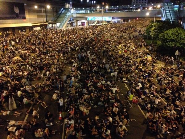 Cảnh sát Hồng Kông đã không ngăn nổi đám đông.