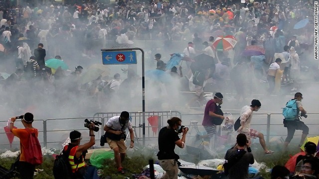Cảnh sát Hồng Kông sử dụng hơi cay, dùi cui vẫn không giải tán được đám đông biểu tình.