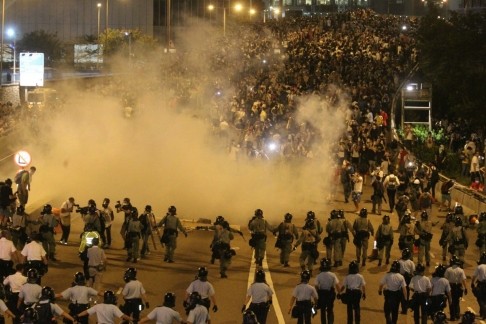 Cảnh sát Hồng Kông dùng hơi cay cố gắng dập tắt biểu tình.