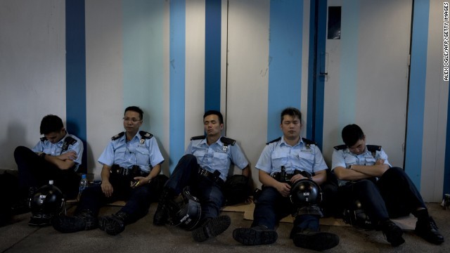 Nhân viên cảnh sát Hồng Kông cũng mệt nhoài.