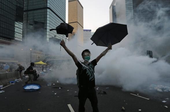 Bất chấp việc cảnh sát dùng hơi cay, dùi cui để giải tán, những người biểu tình Hồng Kông vẫn không rời hiện trường.
