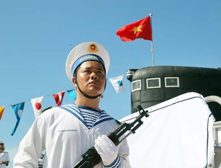 Chiến sĩ Hải quân Nhân dân Việt Nam chắc tay súng bảo vệ vùng biển, vùng trời thiêng liêng của Tổ quốc. Ảnh: Vietnam News.