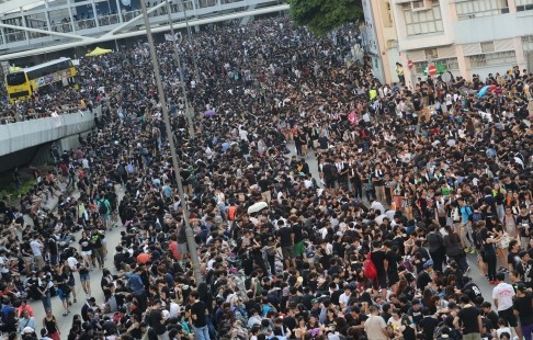 Hàng ngàn học sinh, sinh viên Hồng Kông tiếp tục qua đêm trên đường phố để tiếp tục cuộc biểu tình kêu gọi Bắc Kinh tôn trọng quyền tự chủ của Hồng Kông như đã hứa.
