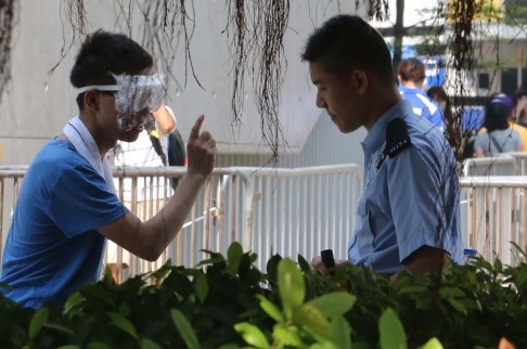 Nhân viên cảnh sát đối thoại với người biểu tình.