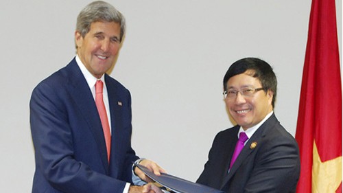 Ngoại trưởng Mỹ John Kerry và Phó Thủ tướng kiêm Bộ trưởng Ngoại giao Phạm Bình Minh.