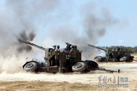 Lực lượng pháo binh Trung Quốc tham gia diễn tập phòng không tại Quảng Châu hôm 27/9.