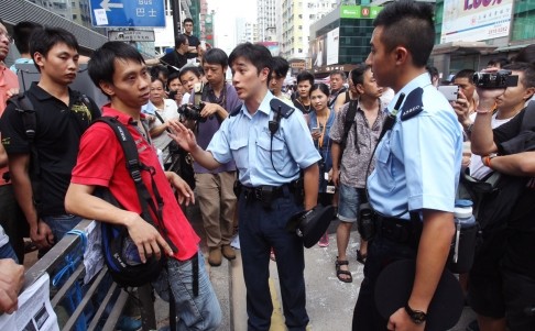 Cảnh sát Hồng Kông tay không tìm cách đối thoại với người biểu tình sau khi dùng hơi cay, dùi cui giải tán bất thành.