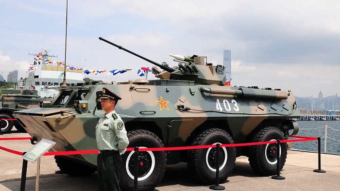 Lực lượng quân sự Trung Quốc đóng tại Hồng Kông mở cửa một doanh trại cho công chúng vào thăm quan.