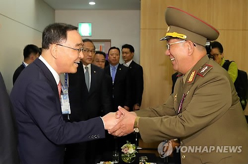Các quan chức hàng đầu Triều Tiên và Hàn Quốc gặp gỡ sau chuyến thăm &quot;bất ngờ và táo bạo&quot;. Thủ tướng Hàn Quốc Chung Hong-won tiếp Phó Chủ tịch Quân ủy trung ương Triều Tiên Hwang Pyong-so.
