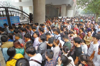 Tỉnh Hà Nam, Trung Quốc tuyển dụng hơn 4 ngàn công chức, 180 ngàn người dự thi. Công chức vẫn là giấc mơ của không ít sinh viên Trung Quốc sau khi ra trường.