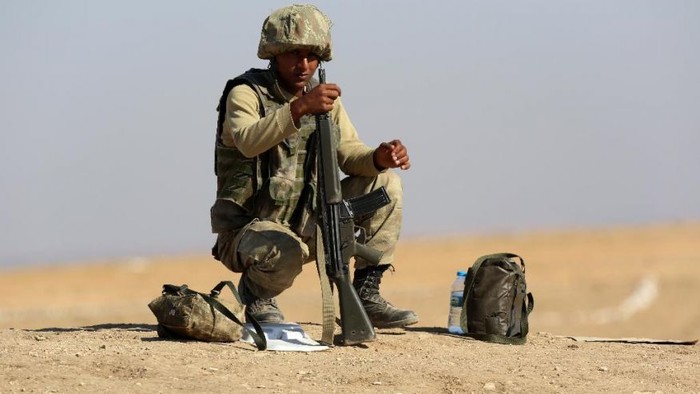Lính Thổ Nhĩ Kỳ đang quan sát về phía biên giới với Syria, canh chừng hoạt động tấn công của khủng bố. Ảnh: Fox News.