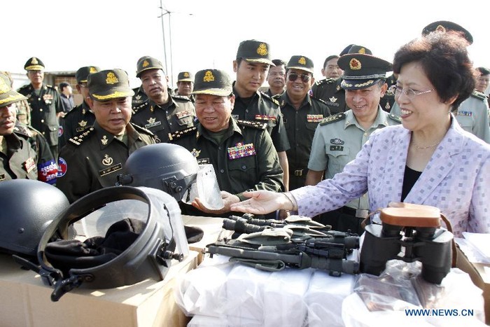 Bà Bố Kiến Quốc, Đại sứ Trung Quốc tại Campuchia trao tặng các thiết bị quân sự cho quân đội, cảnh sát nước sở tại. Ảnh: Tân Hoa Xã.