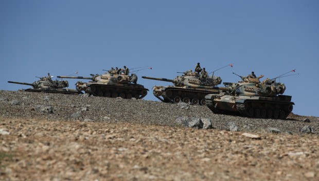 Xe tăng Thổ Nhĩ Kỳ vẫn dàn hàng ngang trực chiến ngoài biên giới với Syria, giáp thị trấn Kobani nhưng kiên quyết không nổ súng.