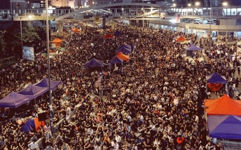 Hàng ngàn người biểu tình Hồng Kông quay trở lại đường phố đêm qua.