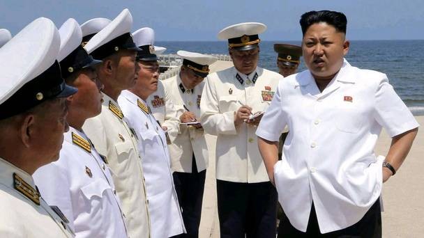 Nhà lãnh đạo Kim Jong-un trong một lần chỉ huy kiểm tra kỹ năng bơi lội của các sĩ quan hải quân Bắc Triều Tiên.