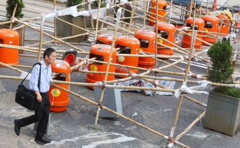 Người biểu tình Hồng Kông dùng tre dựng hàng rào chắn các tuyến phố chính ở Hồng Kông.