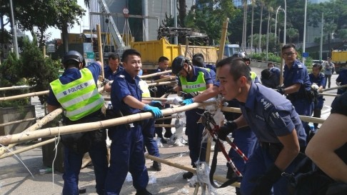 Người biểu tình lại dựng rào tre. Cho đến sáng nay cảnh sát Hồng Kông vẫn đang vất vả tìm cách tháo dỡ.