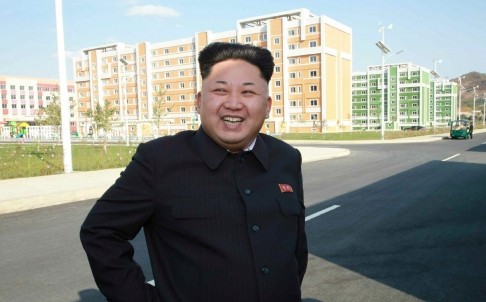 Ảnh chụp Kim Jong-un cười rạng rỡ khi đi thăm khu chung cư mới xây dựng, nhưng chỉ chụp từ thắt lưng trở lên giấu đi chiếc gậy.