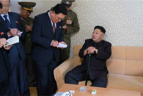 Ông Kim Jong-un chỉ thị cho cấp dưới khi đang cầm chiếc gậy trong tay.