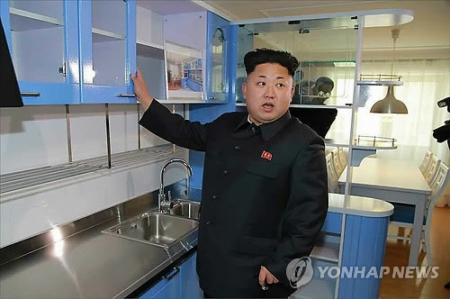 Ông Kim Jong-un kiểm tra các thiết bị nội thất trong một căn hộ chung cư mới xây.