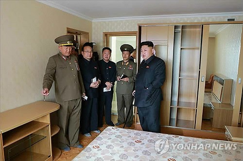 Nhà lãnh đạo Triều Tiên vẫn phải dùng gậy khi di chuyển.