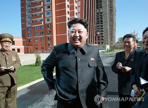 Kim Jong-un cười mãn nguyện sau chuyến thăm.