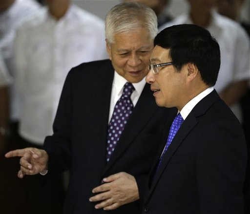Ngoại trưởng Philippines Albert del Rosario và Phó Thủ tướng Phạm Bình Minh.