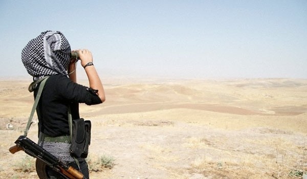Một tay súng khủng bố IS quan sát chiến sự tại Kobani.