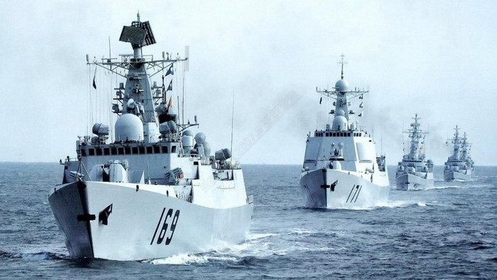 Tàu chiến hạm đội Nam Hải Trung Quốc thường xuyên diễu võ giương oai trên Biển Đông.