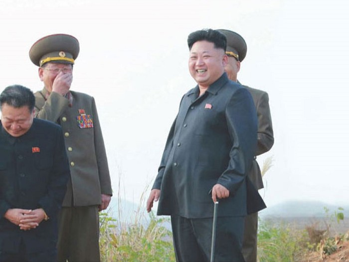 Nhà lãnh đạo Kim Jong-un &quot;bỗng nhiên biến mất&quot; rồi lại bất ngờ xuất hiện với cây gậy.
