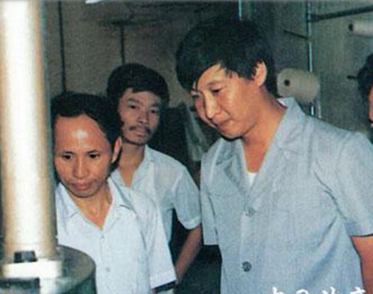 Ông Tập Cận Bình xuống thăm một nhà máy tại quận Hà Phố, Ninh Đức, Phúc Kiến năm 1988.