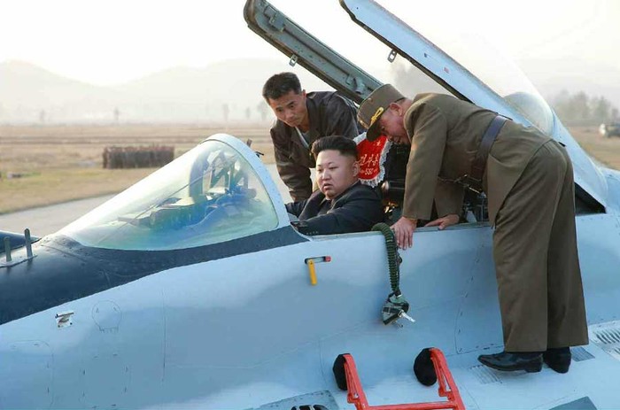 Dù chân đau, ông Kim Jong-un vẫn leo lên khoang lái.