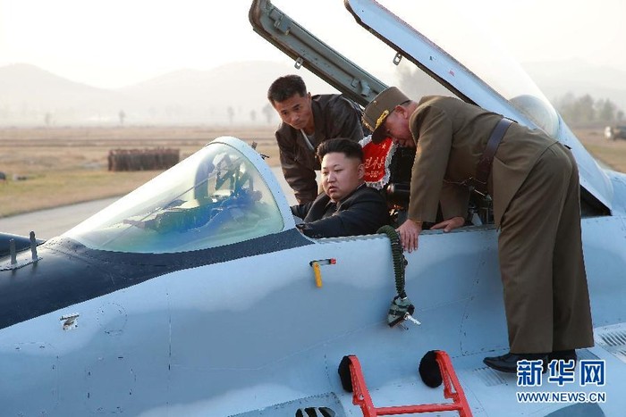 Kim Jong-un lên buồng lái.