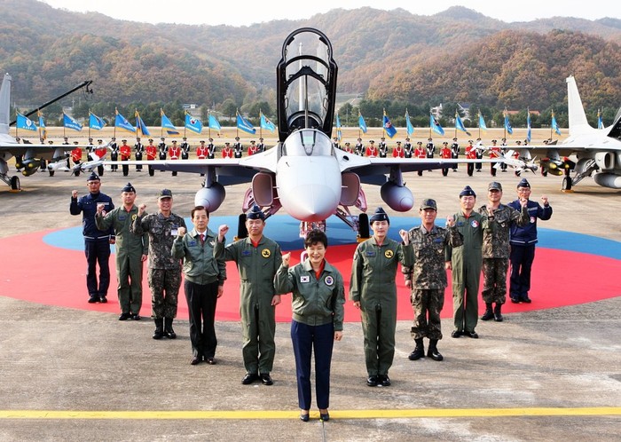 Hôm qua Tổng thống Hàn Quốc Park Geun-hye trực tiếp khai mạc lễ biên chế FA-50 vào lực lượng quân đội quốc gia.
