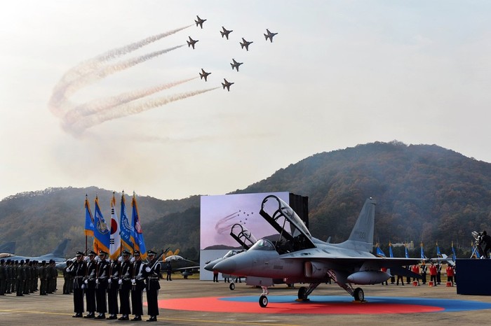 Màn chào mừng buổi lễ của FA-50, niềm tự hào của người Hàn Quốc.