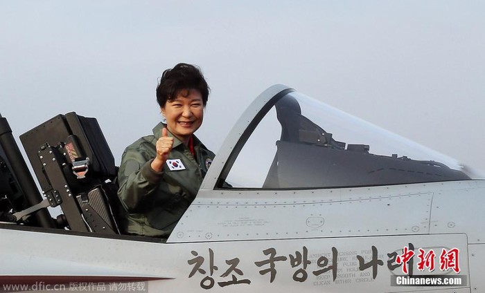 Bà Park Geun-hye chào mọi người từ buồng lái chiếc FA-50.